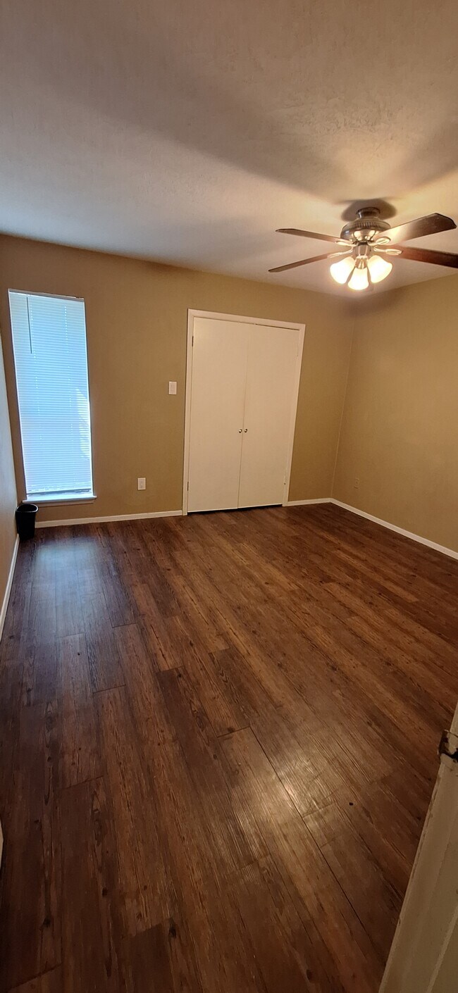 Building Photo - 302 Manuel Dr