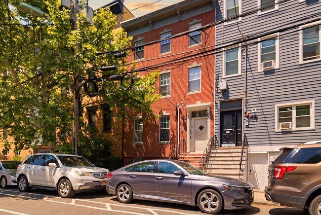 Building Photo - 56 Madison St