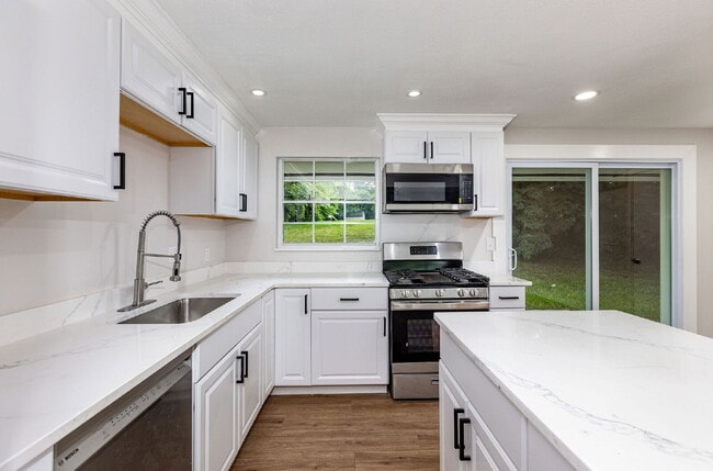 Building Photo - 722 Castro Ln