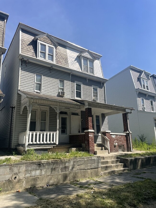 Building Photo - 5 bedroom 1.5 bath. Home available now.