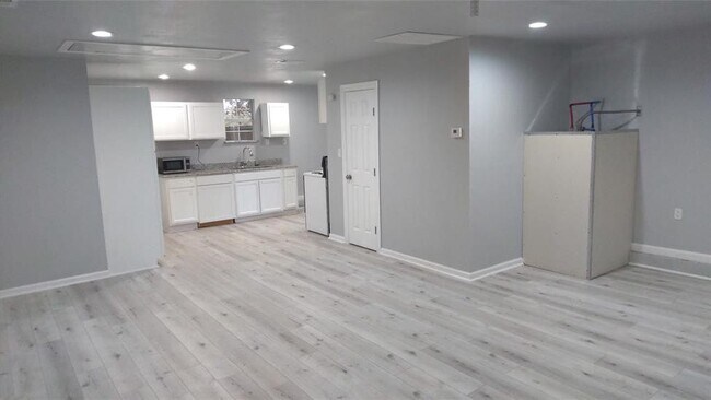 Building Photo - 7366 Meadowbrook Dr