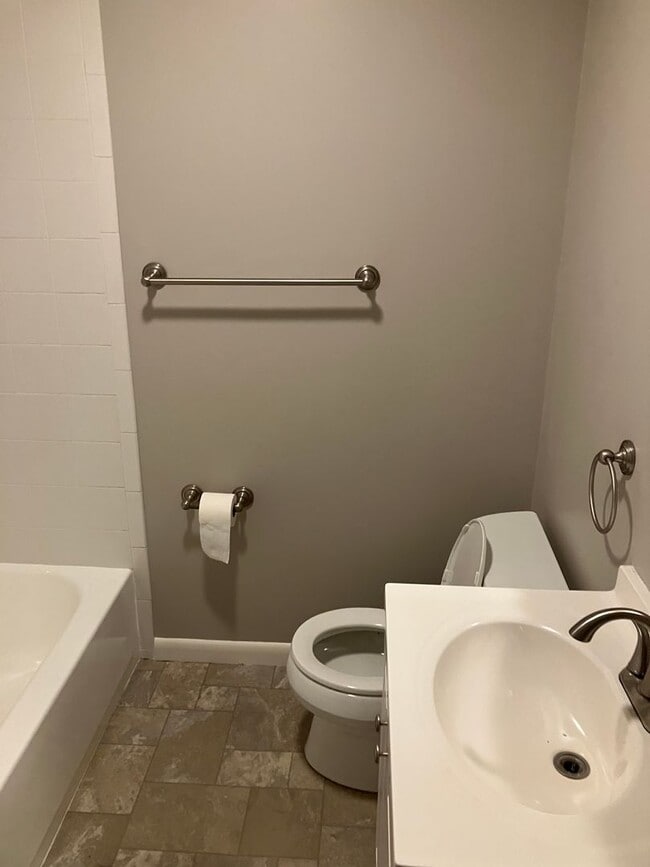 Building Photo - Spacious 4 bedroom 1.5 bath ranch Eastwood