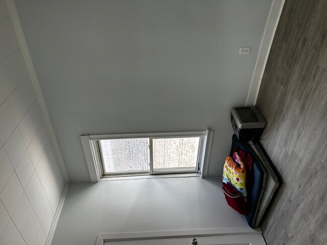 Building Photo - 7621 S Eberhart Ave