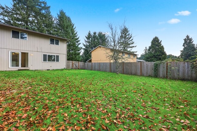 Building Photo - 3 bedroom 1.5 bathroom 2 story duplex in Lacey - North Thurston School District.