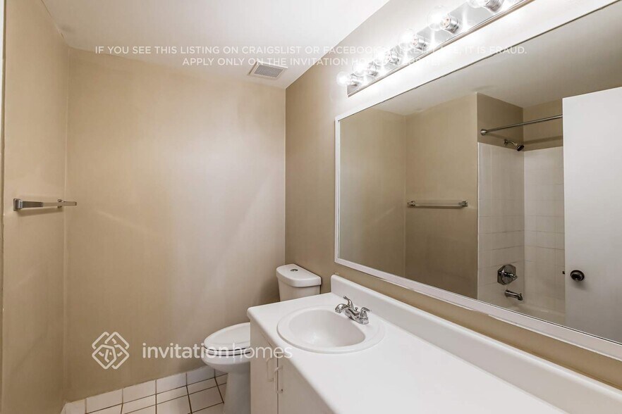 Building Photo - 1136 Sorrento Dr