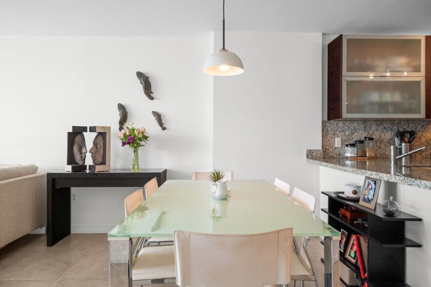 Building Photo - 1228 West Ave