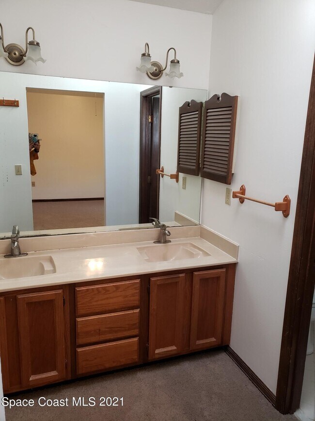 Building Photo - 2575 Palm Lake Dr