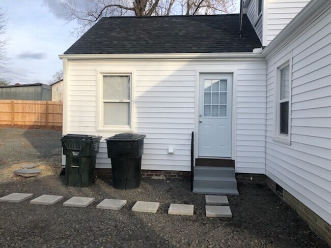 Building Photo - Four bedroom, 2 bath house in Burlington