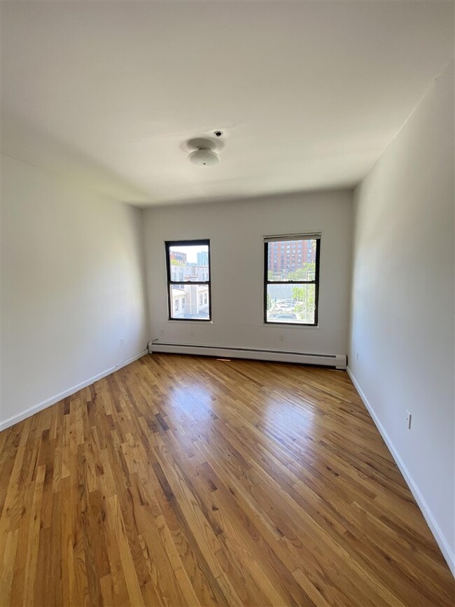 Building Photo - 407 1st St