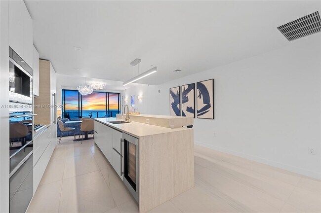 Building Photo - 900 N Ocean Blvd
