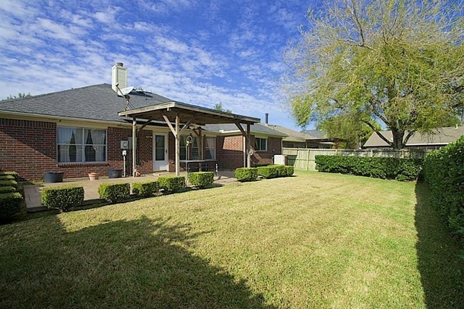 Building Photo - 2715 Abbey Field Dr