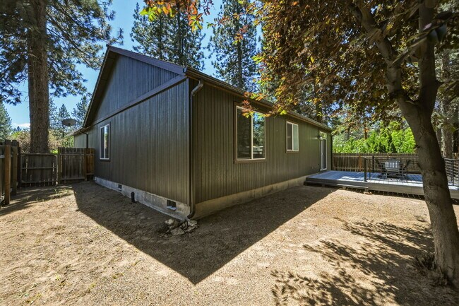 Building Photo - Furnished 3-Bedroom Home in Southwest Bend with Yard Care Included