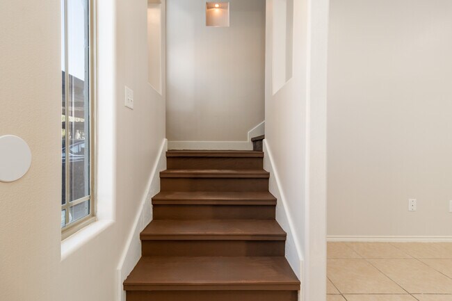 Building Photo - 1304 W Kiwi Ave