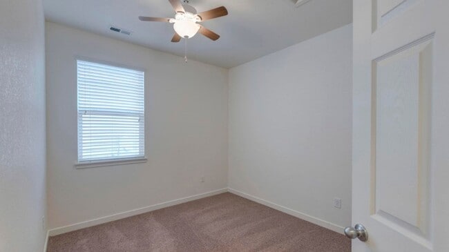 Building Photo - 3 Bedroom, 2-bathroom ranch in desirable Whisper Creek!  Available June 1st !!
