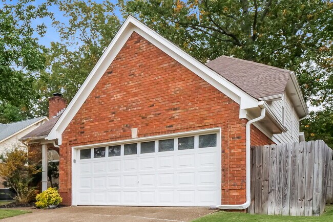 Building Photo - 2418 Lake Edge Dr