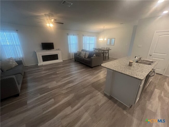 Building Photo - 104 Green Jay Dr