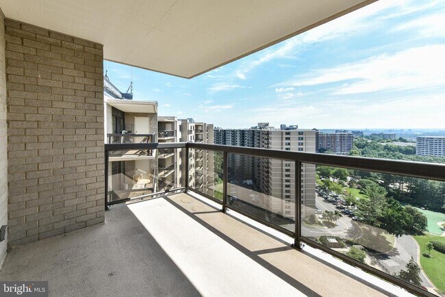 Building Photo - 205 Yoakum Pkwy