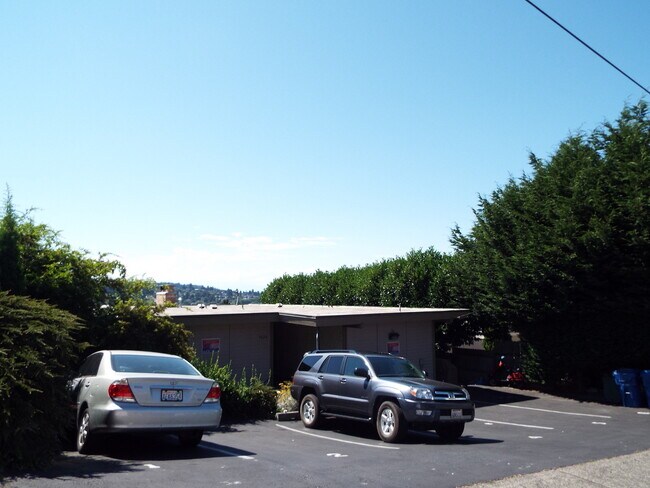 Building Photo - Spacious 1BR w/ Off-Street Parking | Quiet 4-Unit Building + Pet Friendly