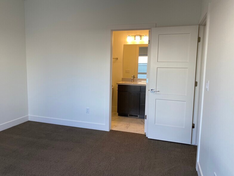 Building Photo - 6996 S Brookhill Dr