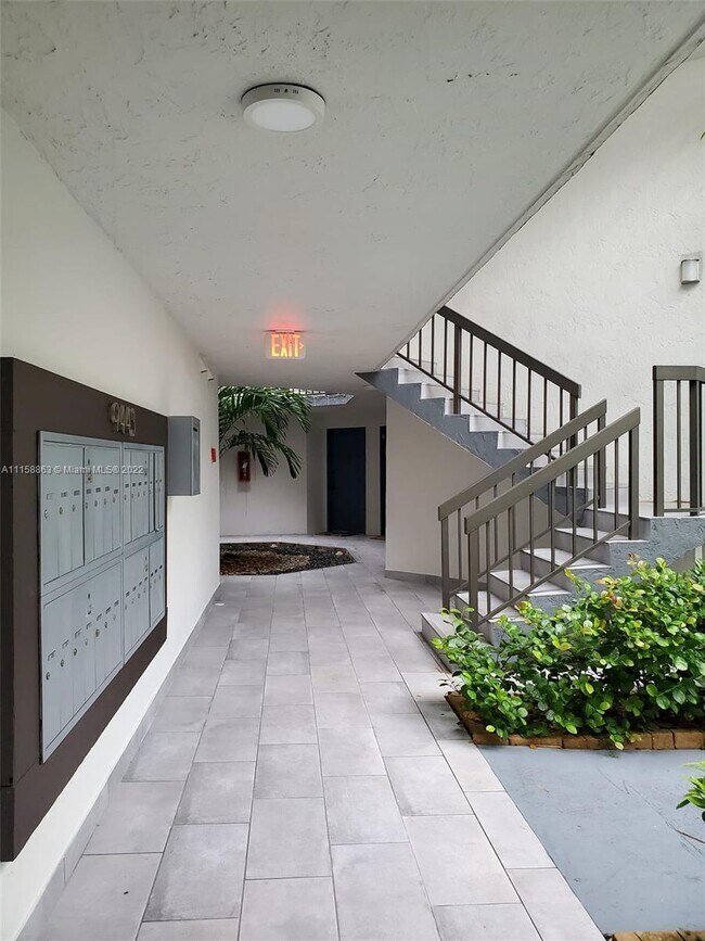 Building Photo - 9443 Fontainebleau Blvd