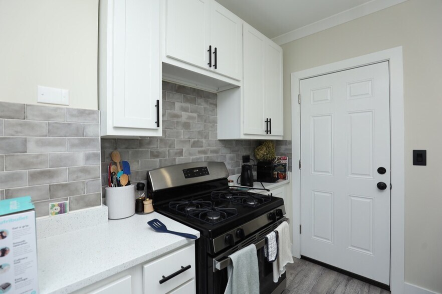 Building Photo - 3821 N Greenview Ave