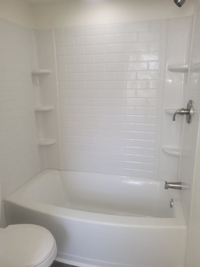 Building Photo - Newly Renovated 2 Bed, 1 Bath Home in Hazelwood - Available Immediately!