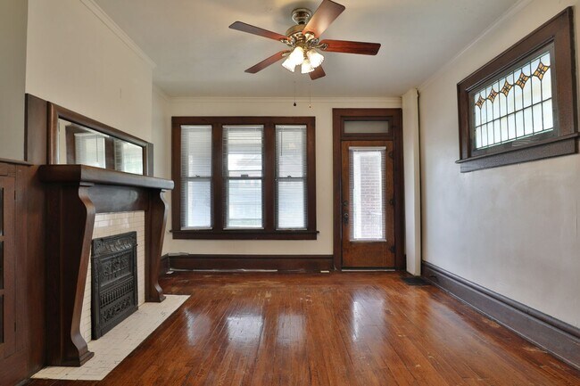 Building Photo - 4 Bedroom North Campus Newly Remodeled House with 2 Decks and Patio