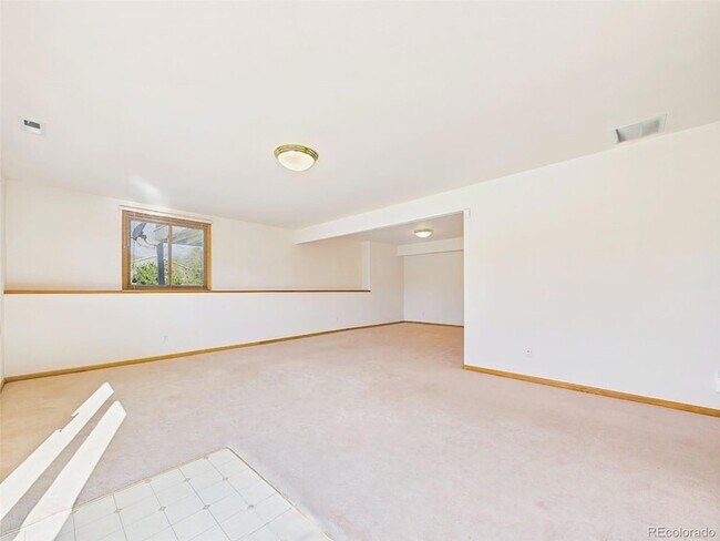 Building Photo - 1185 S Park Dr
