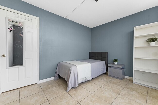 Building Photo - 9949 Sandalfoot Blvd