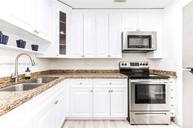 Building Photo - 2911 NW 5th Ct