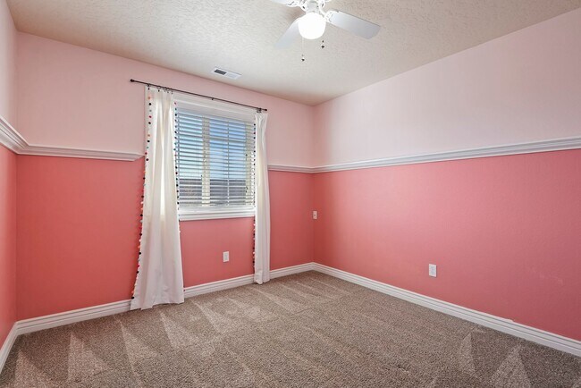 Building Photo - 4bed, 2.5bath, 2,085sq.ft. home in Creeksi...