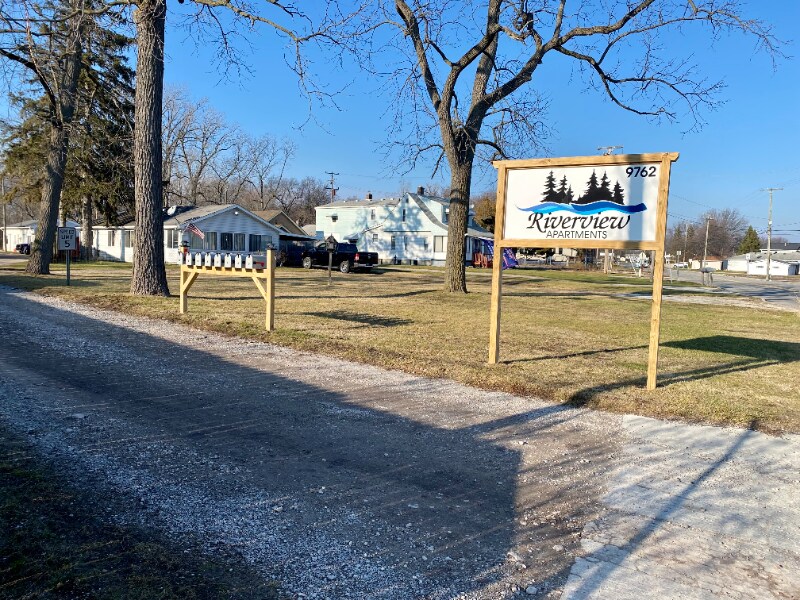 Building Photo - 9762 N River Rd