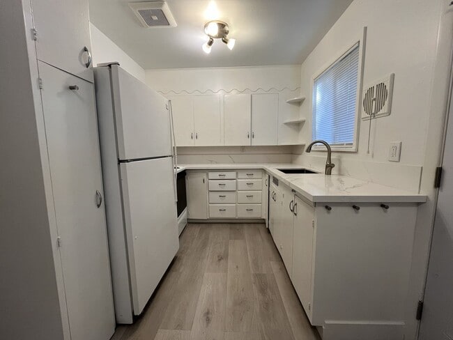 Building Photo - Cozy 1-Bedroom Apartment with Natural Light & Outdoor Living-Single level, feels more like a home...