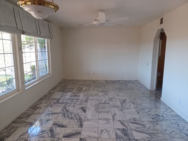 Building Photo - BEAUTIFUL TWO LEVEL 4BD/3BA HOME AVAILABLE IN NEWARK, CA !!!!!!