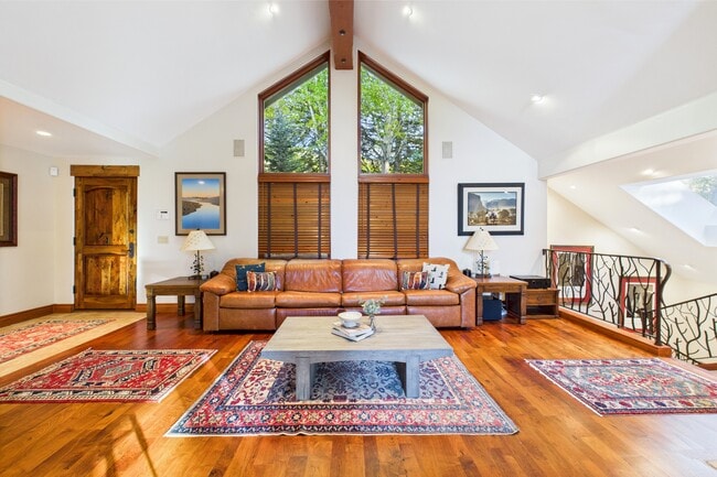Building Photo - 593 Meadowood Dr