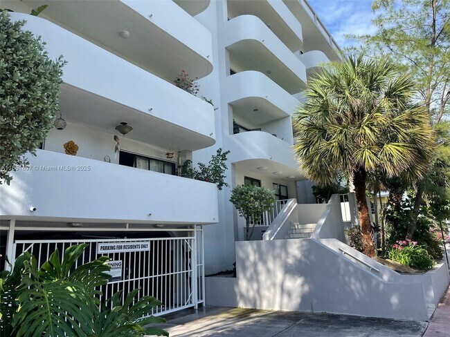 Building Photo - 130 S Shore Dr