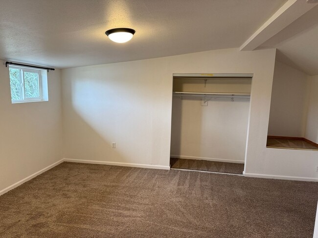 Building Photo - Updated 2 bedroom 1.5 bath duplex in Eugene!