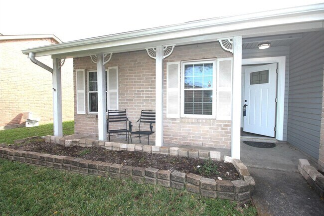 Building Photo - 805 Willow Creek Dr