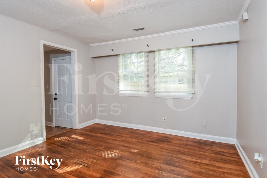 Building Photo - 2456 Maple St