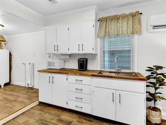 Building Photo - 304 E Fourth St