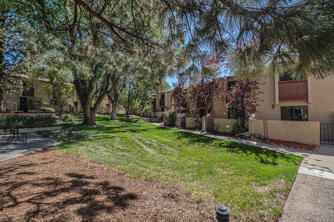 Building Photo - Well Maintained 2 Bed, 2 Bath Townhome in ...