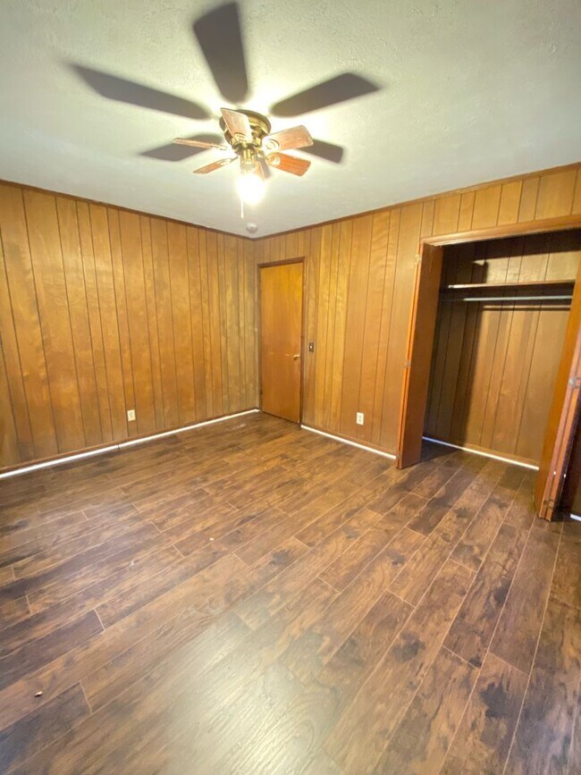 Building Photo - Great Location!!