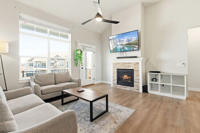 Building Photo - Bright and Modern Condo in Ideal Location ...