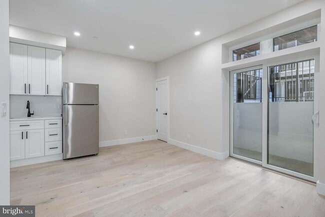 Building Photo - 722 Kenyon St NW