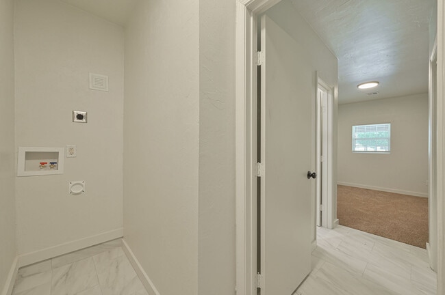 Building Photo - 505 N Norman Ave