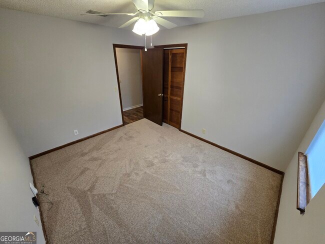 Building Photo - 425 Sunnyside Dr