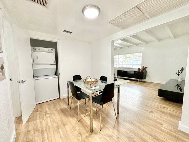 Building Photo - LARGE 1 BEDROOM FULLY FURNISHED IN WATERFR...