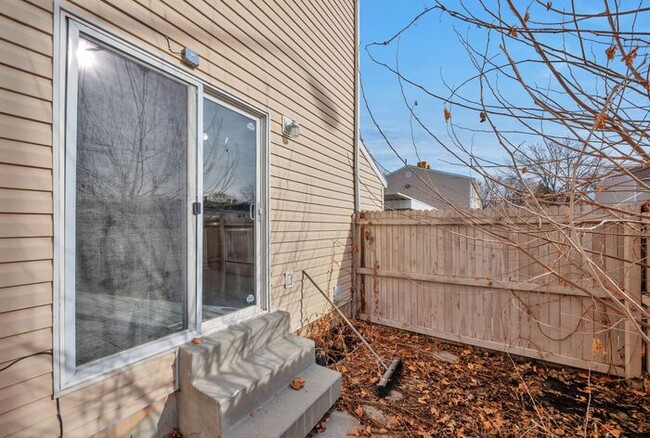 Building Photo - Awesome Rose Park Thouse in quiet community!