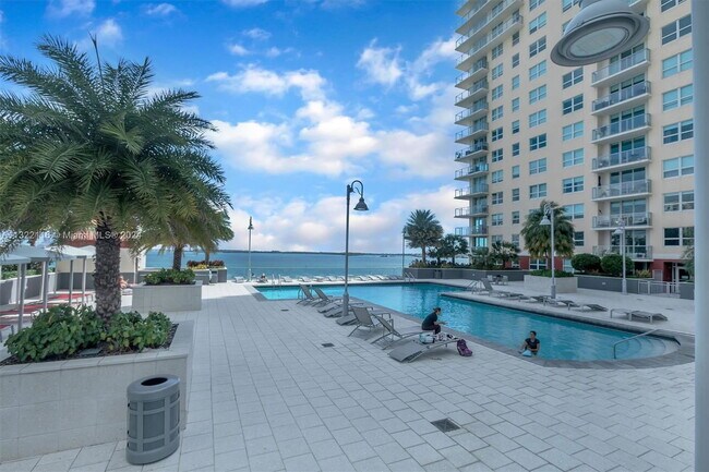 Building Photo - 1155 Brickell Bay Dr