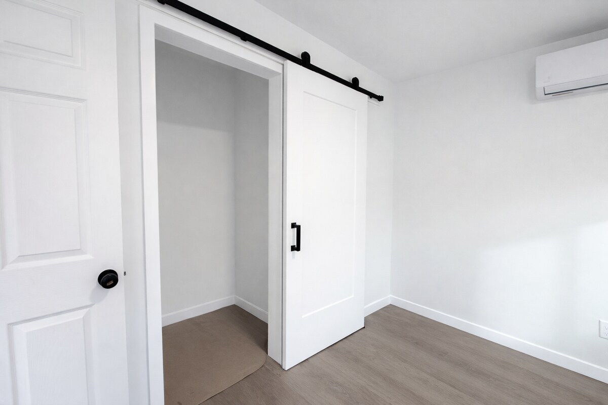 Building Photo - 6907 Noble